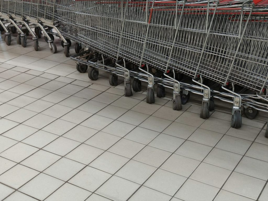 eine Reihe leerer Einkaufswagen in einem Geschäft
